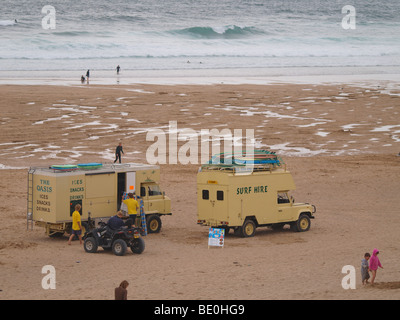 Ancienne série Landrover et avancée utilisée pour surfer sur la location et la vente de boissons et glaces sur la plage,Baie de Holywell, Cornwall Banque D'Images