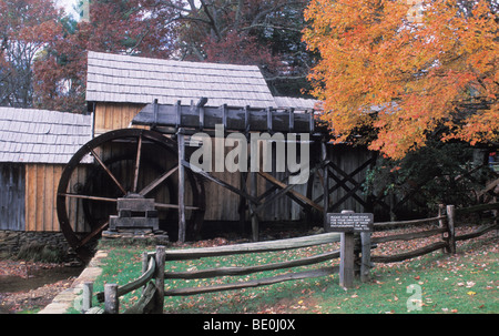 L'ancien Mabry Mill est vu dans la campagne de Virginie pendant le pic de l'automne feuillage coloré. Banque D'Images