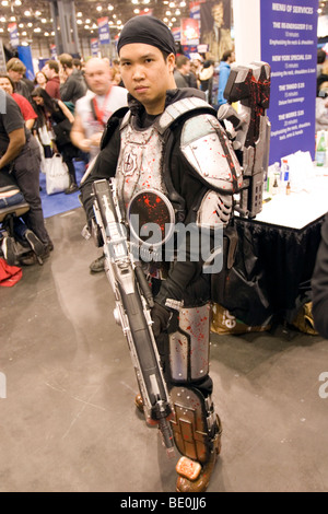 Un homme habillé comme un chasseur pose à la New York Comic Con. Banque D'Images