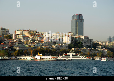 Hôtel Ritz Carlton Tower Pier, port de ferries à Kabatas sur le Bosphore, Bogazici, Istanbul, Turquie Banque D'Images