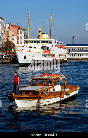 Vue depuis le pont de Galata Galata, Koepruesue sur un petit bateau et le port ferry in Karakoey sur le Bosphore, Bogazici, Istanbul, Banque D'Images