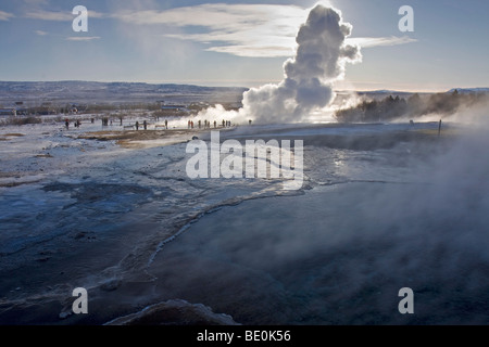 À l'éclosion de Strokkur geyser géothermique dans la région de l'hiver, l'Islande, de l'Europe Banque D'Images