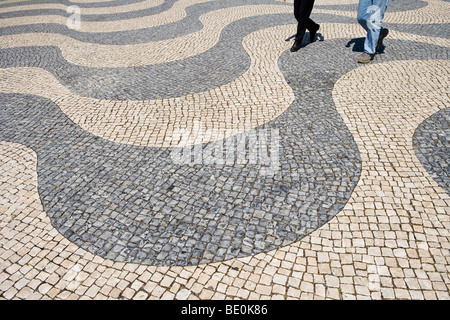 Les gens qui marchent sur un trottoir typique portugaise, Portugal, Europe Banque D'Images