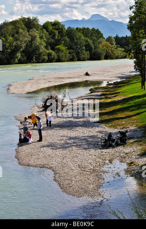 La rivière Isar et des berges à Bad Toelz, Bavaria, Germany, Europe Banque D'Images