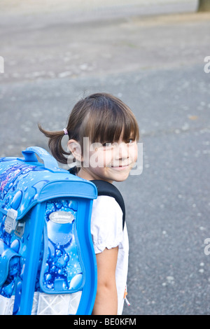 Jeune fille avec une sacoche, dans la cour de l'école Banque D'Images