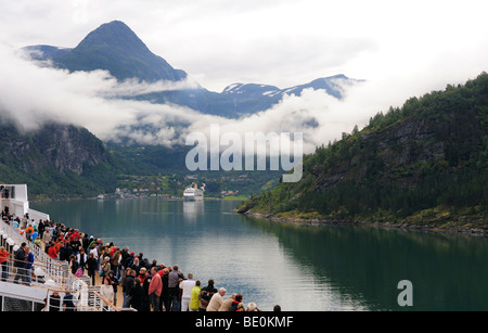 Tirant des navires de croisière dans le port de Geiranger, Geirangerfjord, Norvège, Scandinavie, Europe du Nord, Europe Banque D'Images