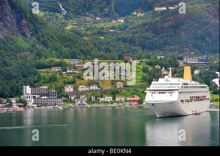 Bateau de croisière dans le port de Geiranger, Geirangerfjord, Norvège, Scandinavie, Europe du Nord, Europe Banque D'Images