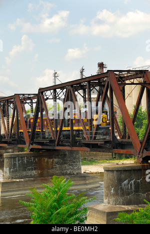 Railroad Train moteurs sur pont sur chevalets les voies Banque D'Images