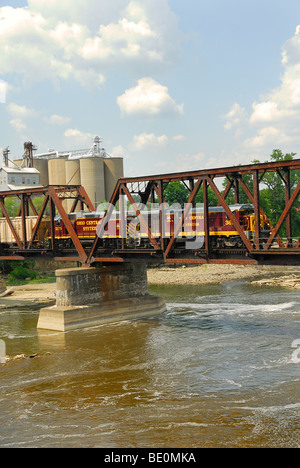 Système Central Ohio Railroad moteurs sur un tréteau pont au-dessus de la rivière Muskingum Banque D'Images