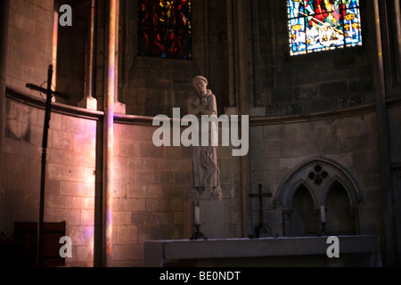 La statue de Jeanne d'Arc au bûcher brûlant dans une chapelle à la Cathédrale de Rouen à Rouen, France Banque D'Images
