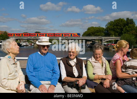 Les touristes sur un bateau de plaisance sur la Tamise Kingston Surrey England Banque D'Images