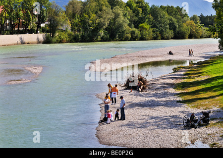 La rivière Isar et des berges à Bad Toelz, Bavaria, Germany, Europe Banque D'Images