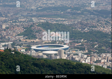 Vue depuis la colline de CORCOVADO LE CHRIST RÉDEMPTEUR STATUE CI-DESSOUS, montrant l'étalement urbain DE RIO DE JANEIRO ET DU STADE MARACANA Banque D'Images