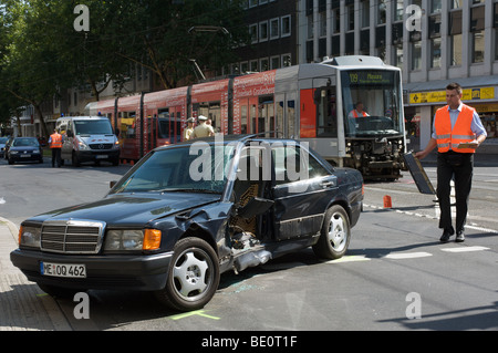 Une collision entre une voiture et tram, Düsseldorf, Rhénanie du Nord-Westphalie, Allemagne. Banque D'Images