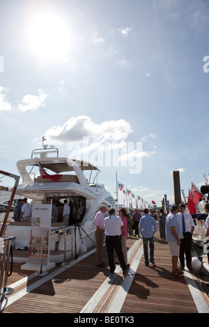 Les visiteurs sur les pontons à Southampton boat show 209 Banque D'Images