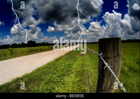 La foudre et country road Banque D'Images