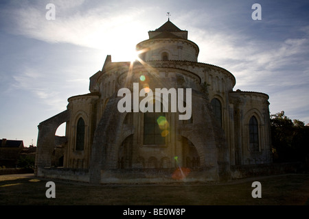 Vue arrière avec le coucher du soleil de Saint Jouin de Marnes église abbatiale, Poitou Août 2009 Banque D'Images