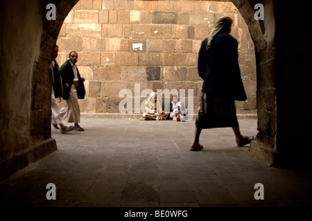 Une scène de rue piétonne dans une ruelle de la vieille ville de Sana'a, Yémen. Banque D'Images