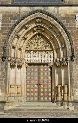Début de l'entrée de l'église gothique de Saint Pierre et Paul, le détail, la colline de Vysehrad, Prague, République Tchèque, Europe Banque D'Images