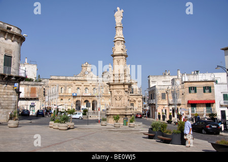 Colonna di San Oronzo, Piazza della Liberta, Vieille Ville, Ostuni, Brindisi Province, Région des Pouilles, Italie Banque D'Images