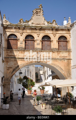 Palazzo Vescovile, Largo Arcid Teodoro Trinchera, Ostuni, région des Pouilles, Italie Banque D'Images