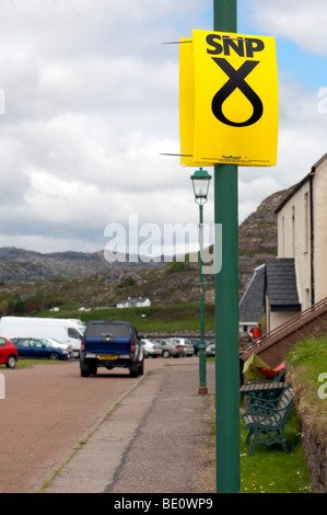 Logo SNP attaché à lampadaire en village écossais de Torridon, Sheildaig, Wester Ross, Scotland Banque D'Images