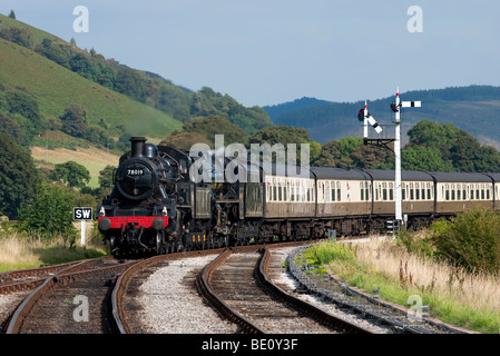 Locomotive vapeur 78019 carrog approches gare a la fin de son voyage de Llangollen sur le chemin de fer à vapeur de Llangollen Banque D'Images