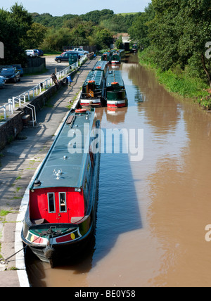 Les chalands amarrés au bassin du canal à Bunbury Bunbury, escalier serrure dans Cheshire Banque D'Images