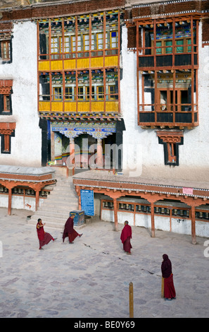 Danse les danses traditionnelles des moines. Hemis Gompa. Ladakh. L'Inde Banque D'Images