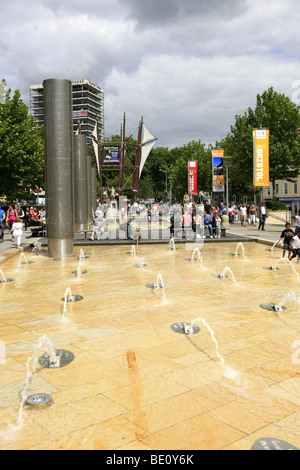 Promenade dans les grandes fontaines centre Quay Bristol City England UK Banque D'Images