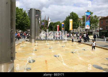 Promenade du centre de fontaines, grand quai, la ville de Bristol en Angleterre Banque D'Images