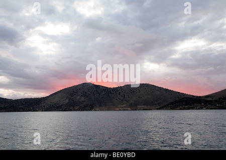 Coucher de soleil sur un fjord grec à Penagia Ile d'Eubée Grèce Banque D'Images