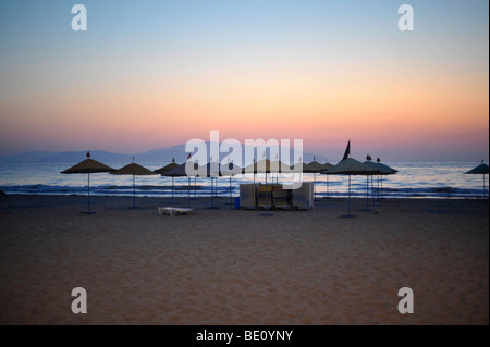 Coucher du soleil avec chaises longues et parasols à la plage, la Turquie 2009 Banque D'Images