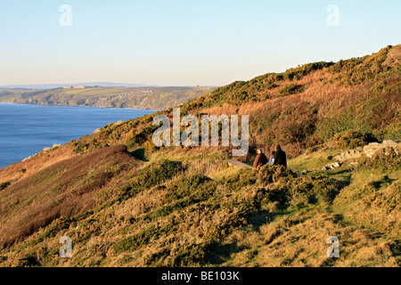 Les promeneurs sur la péninsule tête Rame et la vue vers le sud-est de Whitsand Bay Cornwall, England, UK Banque D'Images