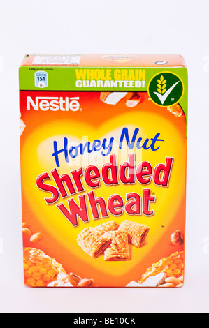 Un gros plan d'un mini-paquet de miel et noix de Nestlé céréales shredded wheat sur fond blanc Banque D'Images