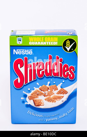 Un gros plan d'un mini-paquet de céréales shreddies Nestlé sur fond blanc Banque D'Images