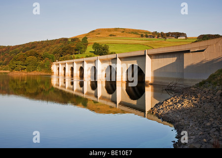 Le Ashopton Viaduc, reflète dans l'eau de Ladybower Reservoir, l'un des barrages à Ashopton Derwent, Derbyshire Banque D'Images