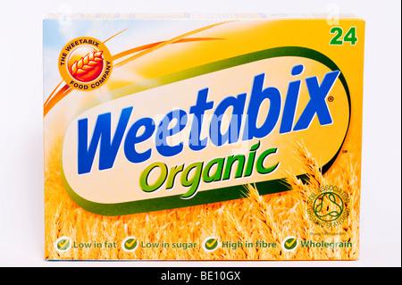 Un gros plan d'un paquet de céréales faibles en gras organiques weetabix sur fond blanc Banque D'Images