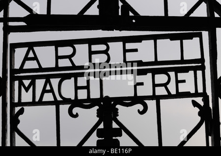 Arbeit macht frei signe sur porte d'entrée au camp de concentration de Dachau, Allemagne Banque D'Images