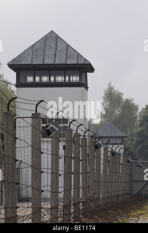 Des miradors, barbelés dans l'ancien camp de concentration de Dachau, Allemagne Banque D'Images