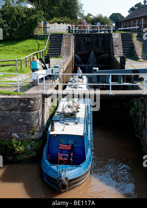 Une péniche passe par l'escalier sur le blocage du canal de Shropshire Union à Bunbury dans Cheshire Banque D'Images