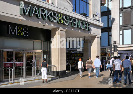 Zone commerçante d'Oxford Street, les clients et les touristes se prominent sur le trottoir devant Marks et Spencer Marble Arch, magasin d'affaires, en face de Londres Banque D'Images