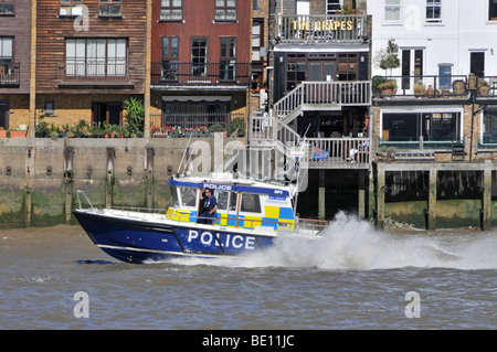 Bateau de patrouille de police à la vitesse sur la Tamise Banque D'Images