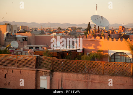 Toits de Marrakech montrant des antennes avec les montagnes de l'Atlas en arrière-plan Banque D'Images