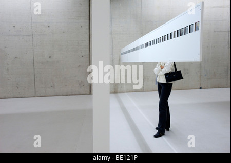 Exposition d'art moderne à l'intérieur du tunnel routier désaffecté appelé Kunst im Tunnel dans Dusseldorf ALLEMAGNE Banque D'Images