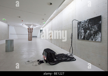 Exposition d'art moderne à l'intérieur du tunnel routier désaffecté appelé Kunst im Tunnel dans Dusseldorf ALLEMAGNE Banque D'Images