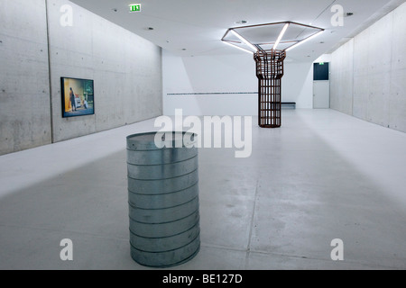 Exposition d'art moderne à l'intérieur du tunnel routier désaffecté appelé Kunst im Tunnel dans Dusseldorf ALLEMAGNE Banque D'Images
