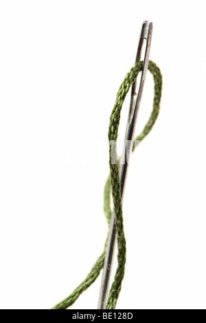 Aiguille à coudre avec du fil macro Banque D'Images