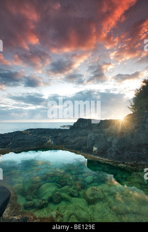 Imprimeur de la baignoire avec le lever du soleil. Kauai, Hawaii. Banque D'Images