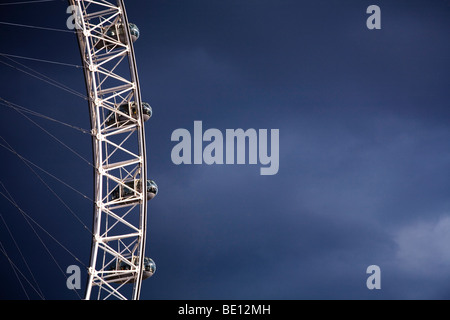 Quatre capsules London Eye Stormy Weather ciel partie de la roue southbank London Briths Capital Airways Europe tombée de la Tamise Banque D'Images